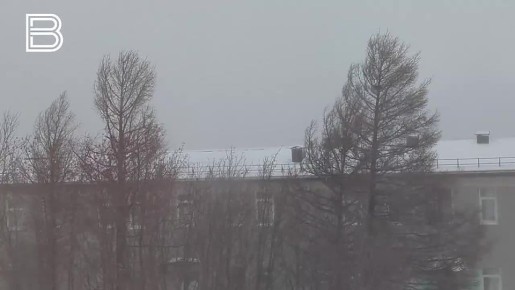 Мурманск заметает снегом. Сотрудники МЧС напоминают, что в такую погоду следует быть особенно внимательным, выходя на улицу: избегать шатких сооружений, воздержаться от поездок на личном транспорте и строго соблюдать правила...