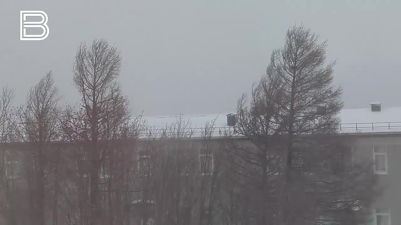 Мурманск заметает снегом. Сотрудники МЧС напоминают, что в такую погоду следует быть особенно внимательным, выходя на улицу: избегать шатких сооружений, воздержаться от поездок на личном транспорте и строго соблюдать правила...