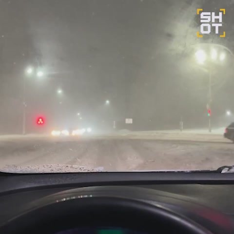 Сильная метель и снежный коллапс в Мурманске и области: из-за сильного снегопада в регионе уже перекрыты несколько федеральных трасс, задержаны около 20 авиарейсов, есть перебои с электричеством