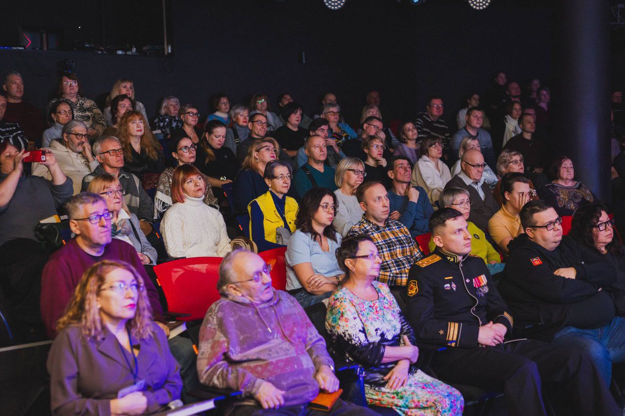 Сегодня в Мурманске открылся двухдневный литературный фестиваль «КнигоЛёд-2025» — событие, которое уже стало доброй традицией и объединяет всех, кто любит читать и открывать новые имена в российской литературе Сегодня в Мурманске открылся двухдневный литературный фестиваль «КнигоЛёд-2025» — событие, которое уже стало доброй традицией и объединяет всех, кто любит читать и открывать новые имена в российской литературе