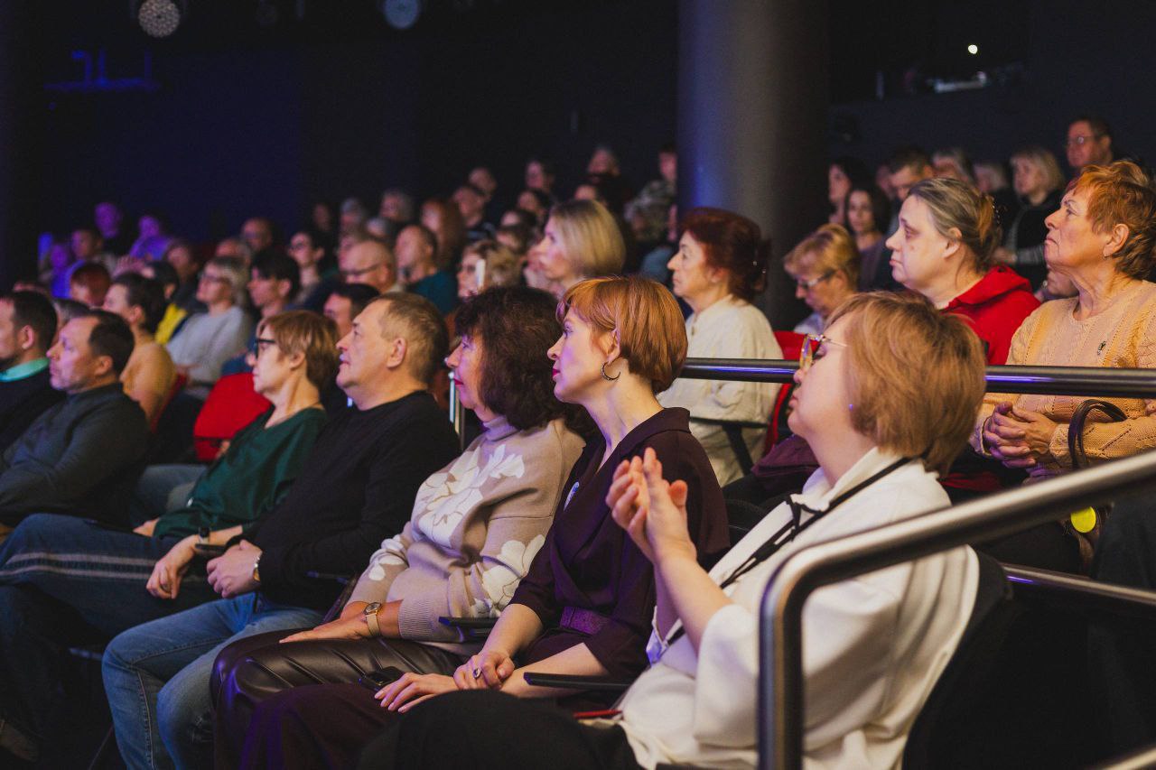 Сегодня в Мурманске открылся двухдневный литературный фестиваль «КнигоЛёд-2025» — событие, которое уже стало доброй традицией и объединяет всех, кто любит читать и открывать новые имена в российской литературе Сегодня в Мурманске открылся двухдневный литературный фестиваль «КнигоЛёд-2025» — событие, которое уже стало доброй традицией и объединяет всех, кто любит читать и открывать новые имена в российской литературе