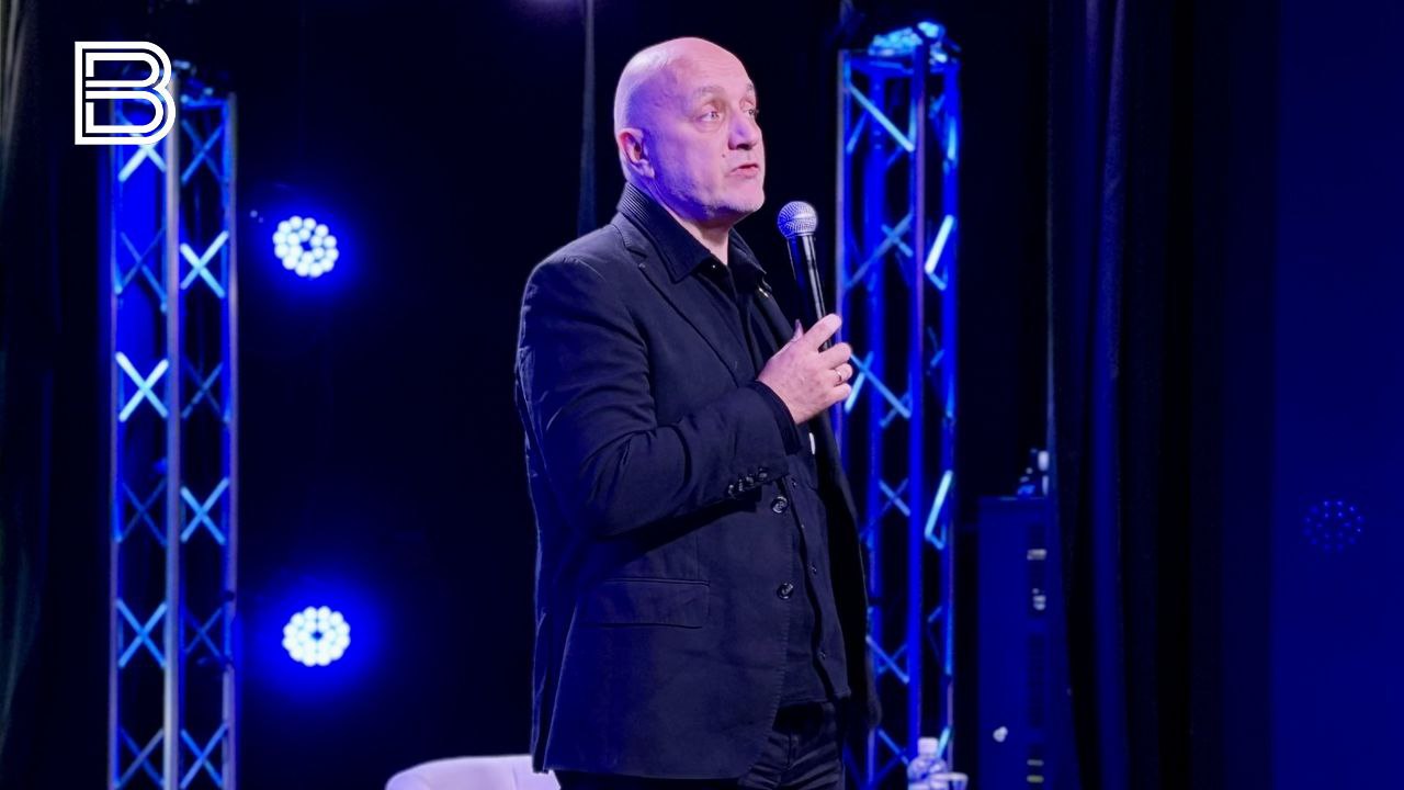 Российский писатель и общественный деятель Захар Прилепин выступает в Мурманске на фестивале "КнигоЛед" Российский писатель и общественный деятель Захар Прилепин выступает в Мурманске на фестивале "КнигоЛед"