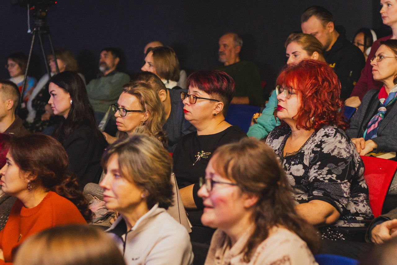 Сегодня в Мурманске открылся двухдневный литературный фестиваль «КнигоЛёд-2025» — событие, которое уже стало доброй традицией и объединяет всех, кто любит читать и открывать новые имена в российской литературе Сегодня в Мурманске открылся двухдневный литературный фестиваль «КнигоЛёд-2025» — событие, которое уже стало доброй традицией и объединяет всех, кто любит читать и открывать новые имена в российской литературе