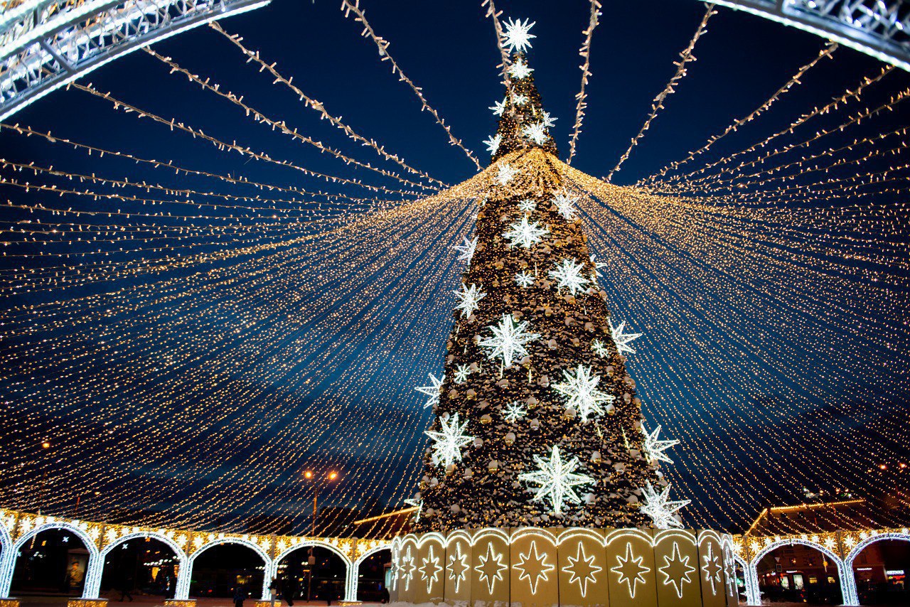 Открытие главной елки Кольского Заполярья и другие праздничные мероприятия, запланированное на субботу, перенесли из-за неблагоприятных погодных условий