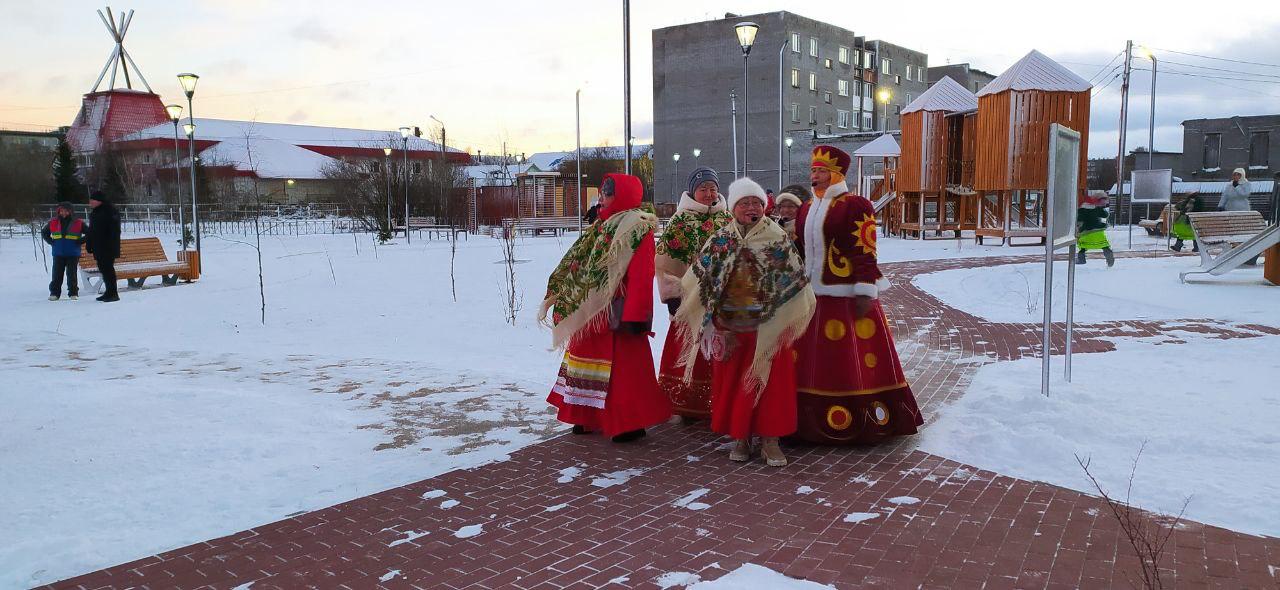 В Ловозере открыли благоустроенный "Парк-сквер" на улице Пионерской В Ловозере открыли благоустроенный "Парк-сквер" на улице Пионерской