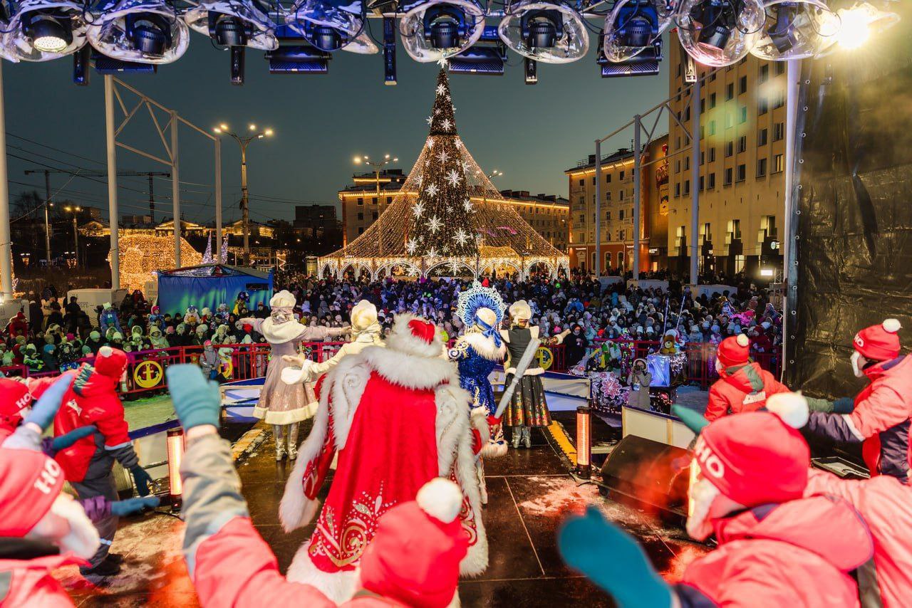 Раз-два-три, елочка, гори! Раз-два-три, елочка, гори!