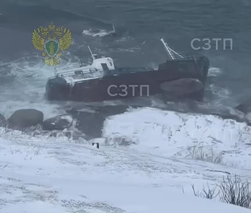 Шторм унес в море одно судно и опрокинул второе в Мурманской области, сообщили в Северо-Западной транспортной прокуратуре