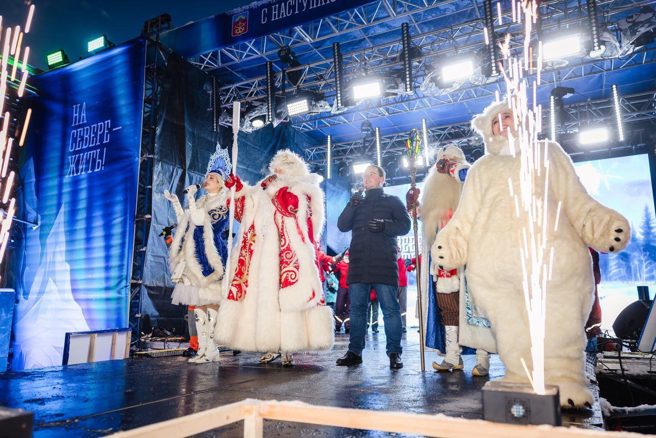 Раз-два-три, елочка, гори! Раз-два-три, елочка, гори!