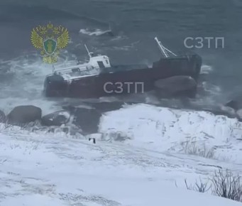 Два судна затонули в Териберке