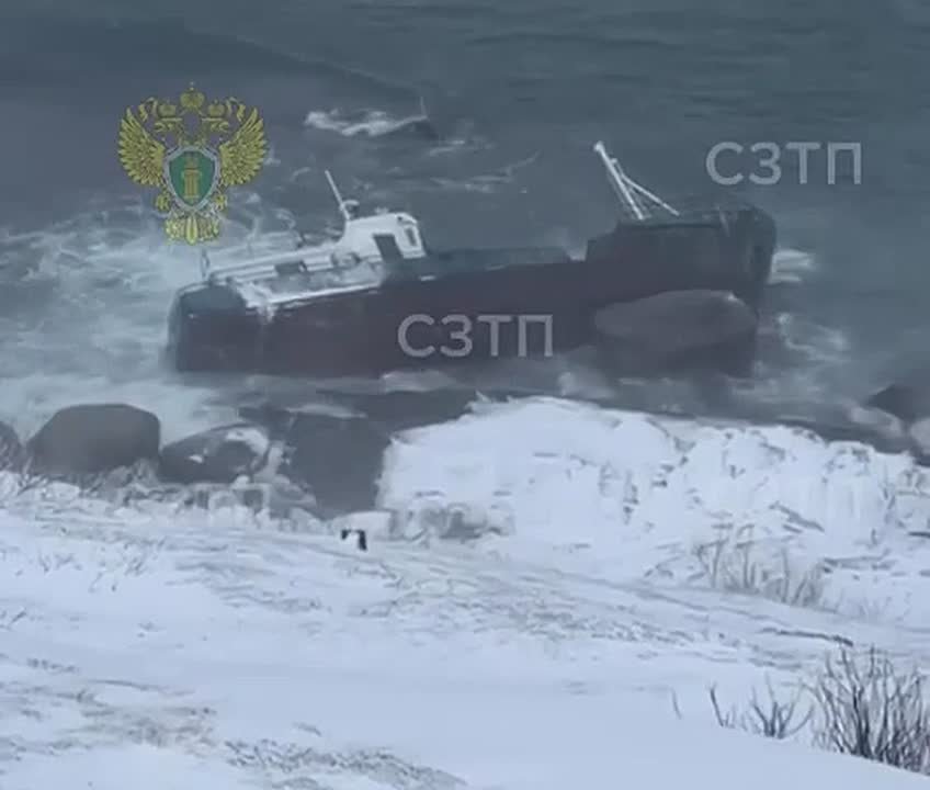 Два судна затонули в Териберке