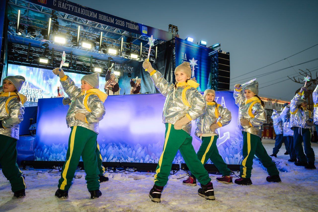 Раз-два-три, елочка, гори! Раз-два-три, елочка, гори!