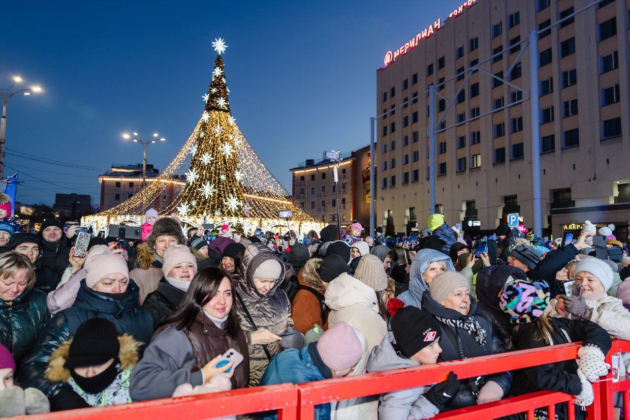 Раз-два-три, елочка, гори! Раз-два-три, елочка, гори!