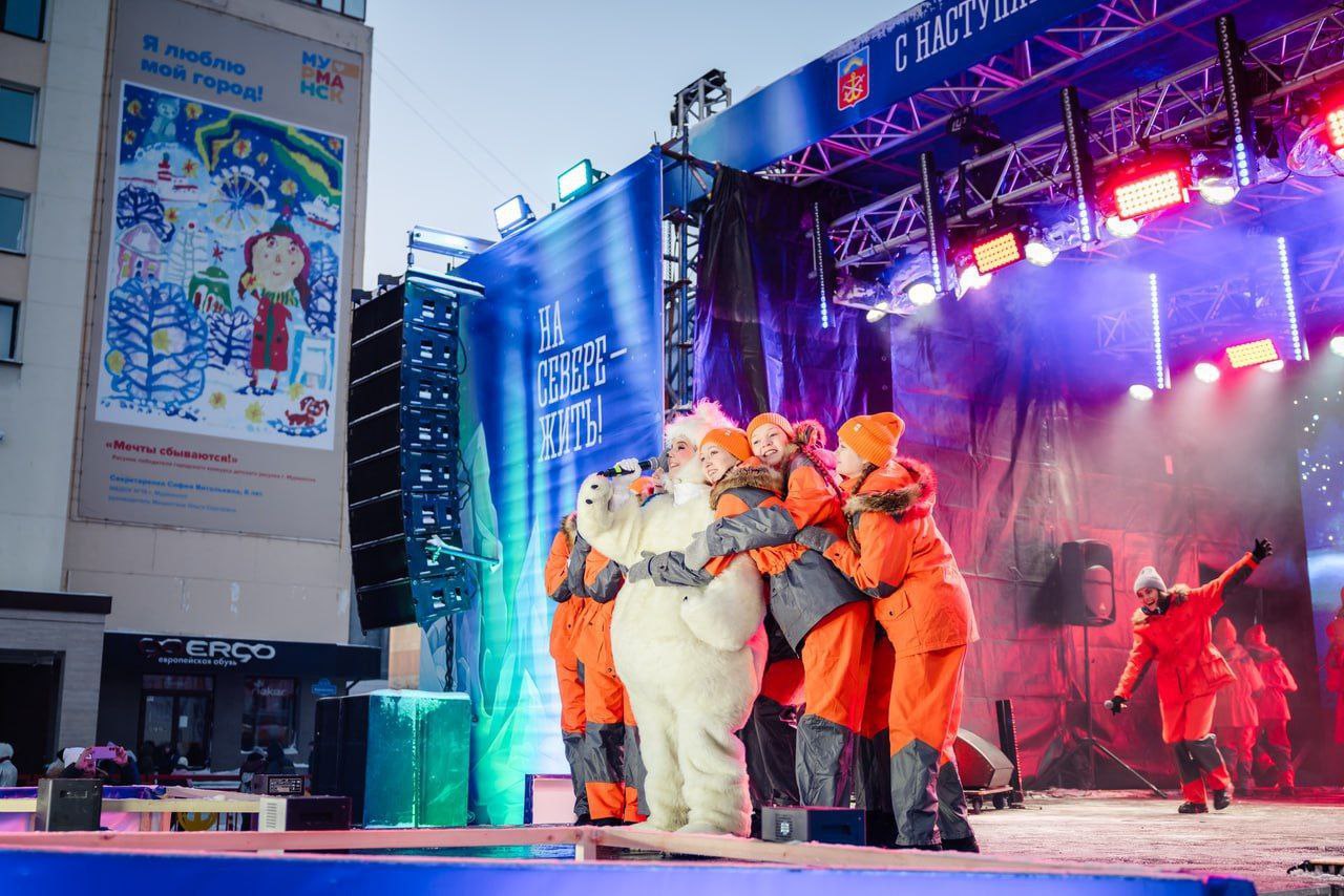 Раз-два-три, елочка, гори! Раз-два-три, елочка, гори!