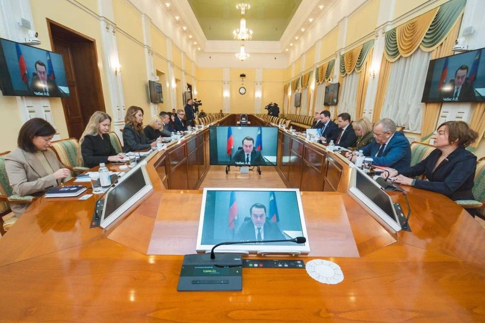 Губернатор Андрей Чибис поручил провести проверку по обращениям воспитателей о снижении зарплат и разработать механизм обратной связи