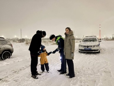 В рамках оперативно-профилактического мероприятия «Ребёнок – главный пассажир» активные родители детского сада № 4 г. Колы совместно с инспектором ОВ ДПС Госавтоинспекции ОМВД России по Кольскому району старшим лейтенантом...