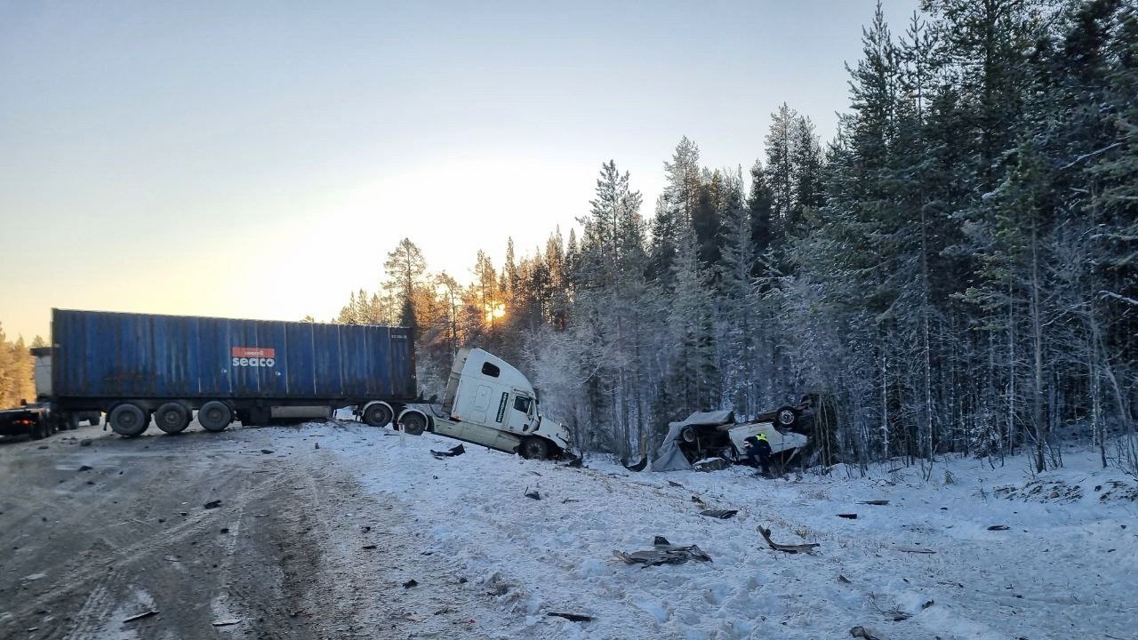 Три фуры, две легковушки и трое пострадавших: под Зеленоборским произошло серьезное ДТП Три фуры, две легковушки и трое пострадавших: под Зеленоборским произошло серьезное ДТП