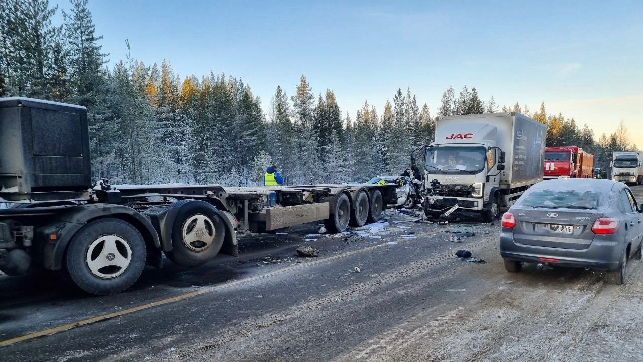 Три фуры, две легковушки и трое пострадавших: под Зеленоборским произошло серьезное ДТП Три фуры, две легковушки и трое пострадавших: под Зеленоборским произошло серьезное ДТП
