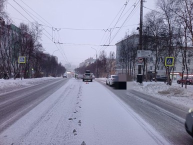 По предварительной информации: сегодня утром в районе дома 30 по улице Полярные Зори в городе Мурманске, водитель автомобиля "Рено" допустил наезд на пешехода, которая переходила проезжую часть дороги по нерегулируемому...