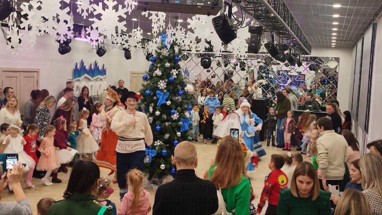 Ледовое шоу и выездные спектакли: губернаторские ёлки в Мурманской области стартуют 12 декабря Ледовое шоу и выездные спектакли: губернаторские ёлки в Мурманской области стартуют 12 декабря