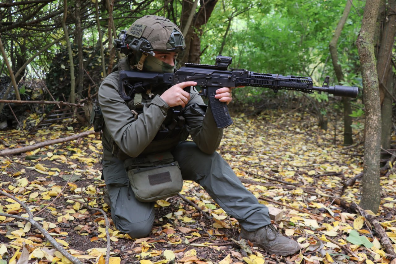 "Сокол" держит меч наготове