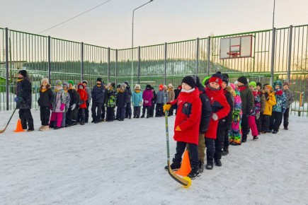 Сегодня на обновленной спортивной площадке «Юность», расположенной на территории школы № 3 имени В.Е. Кузнецовой в жилом районе Росляково (ул