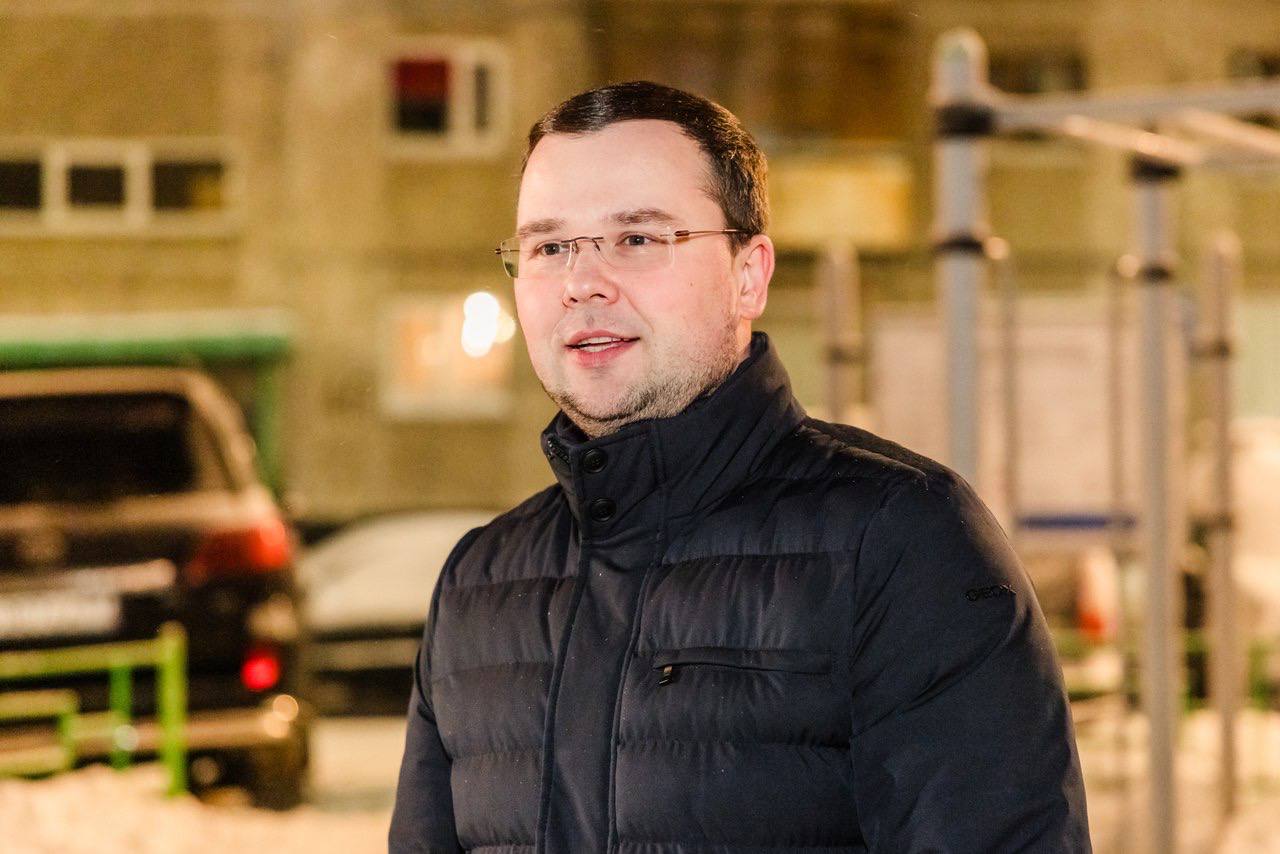 В Мурманске установили дополнительное освещение на детской площадке во дворе домов № 52–54 по улице Крупской В Мурманске установили дополнительное освещение на детской площадке во дворе домов № 52–54 по улице Крупской