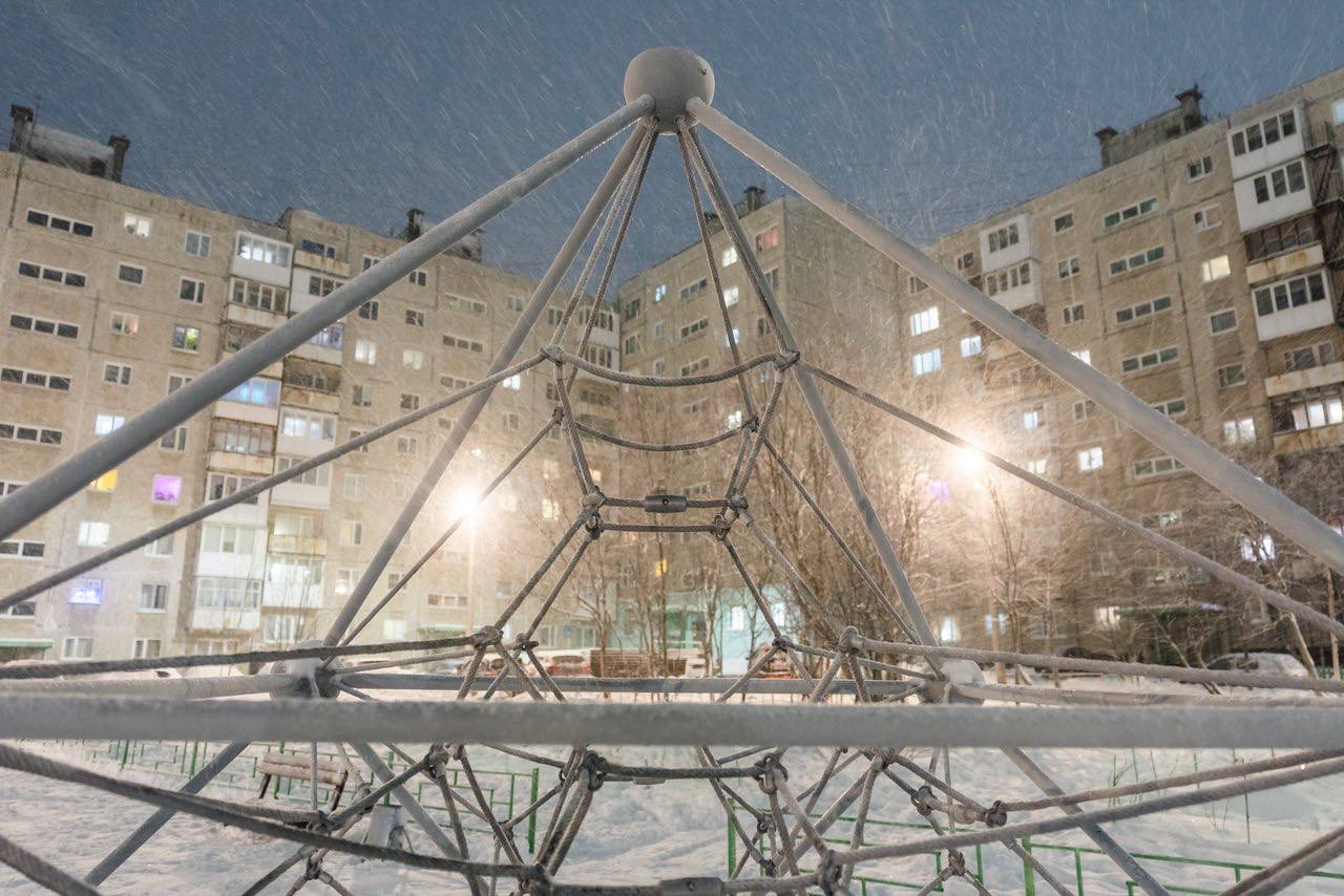 В Мурманске установили дополнительное освещение на детской площадке во дворе домов № 52–54 по улице Крупской