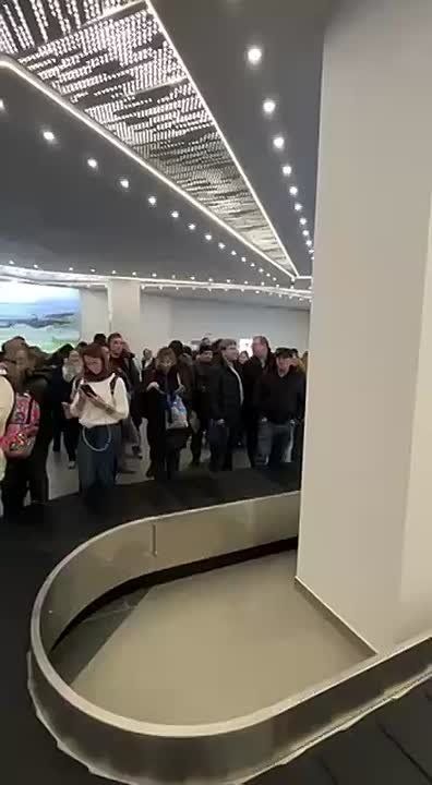 Встреча пассажиров рейса Москва - Мурманск в зале прилета нового терминала аэропорта