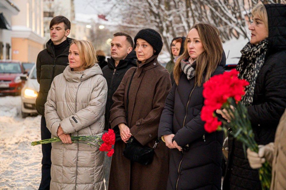 В Мурманске торжественно открылась мемориальная доска В Мурманске торжественно открылась мемориальная доска