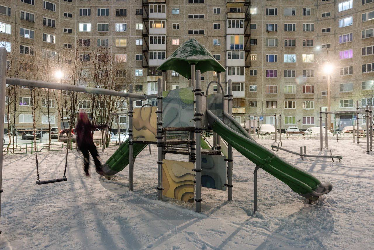 В Мурманске установили дополнительное освещение на детской площадке во дворе домов № 52–54 по улице Крупской В Мурманске установили дополнительное освещение на детской площадке во дворе домов № 52–54 по улице Крупской