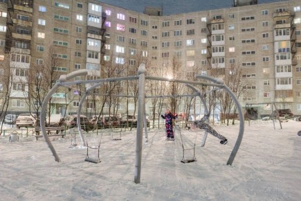 В Мурманске на Крупской появилось дополнительное освещение на детской площадке