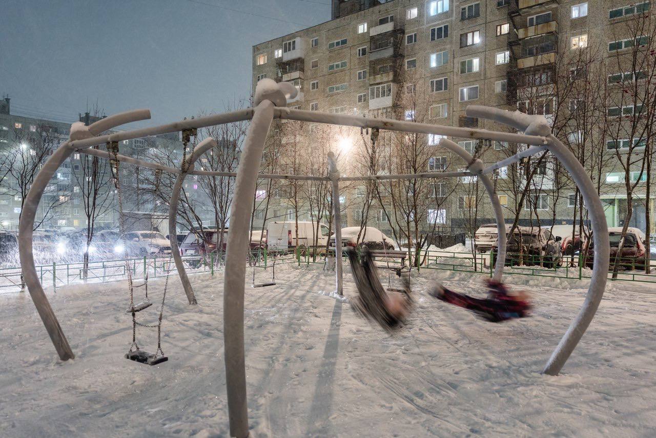 В Мурманске установили дополнительное освещение на детской площадке во дворе домов № 52–54 по улице Крупской В Мурманске установили дополнительное освещение на детской площадке во дворе домов № 52–54 по улице Крупской