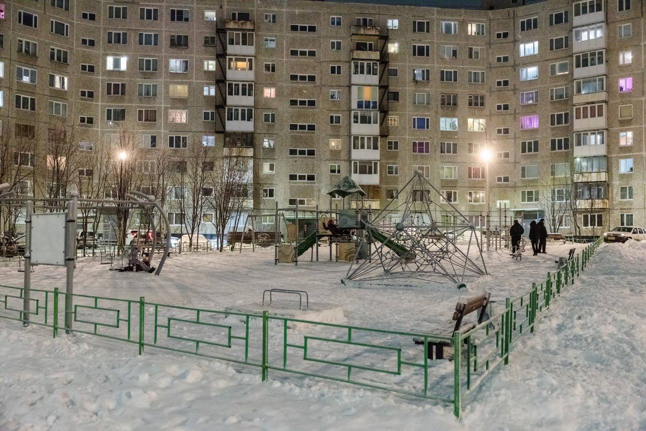 В Мурманске установили дополнительное освещение на детской площадке во дворе домов № 52–54 по улице Крупской В Мурманске установили дополнительное освещение на детской площадке во дворе домов № 52–54 по улице Крупской