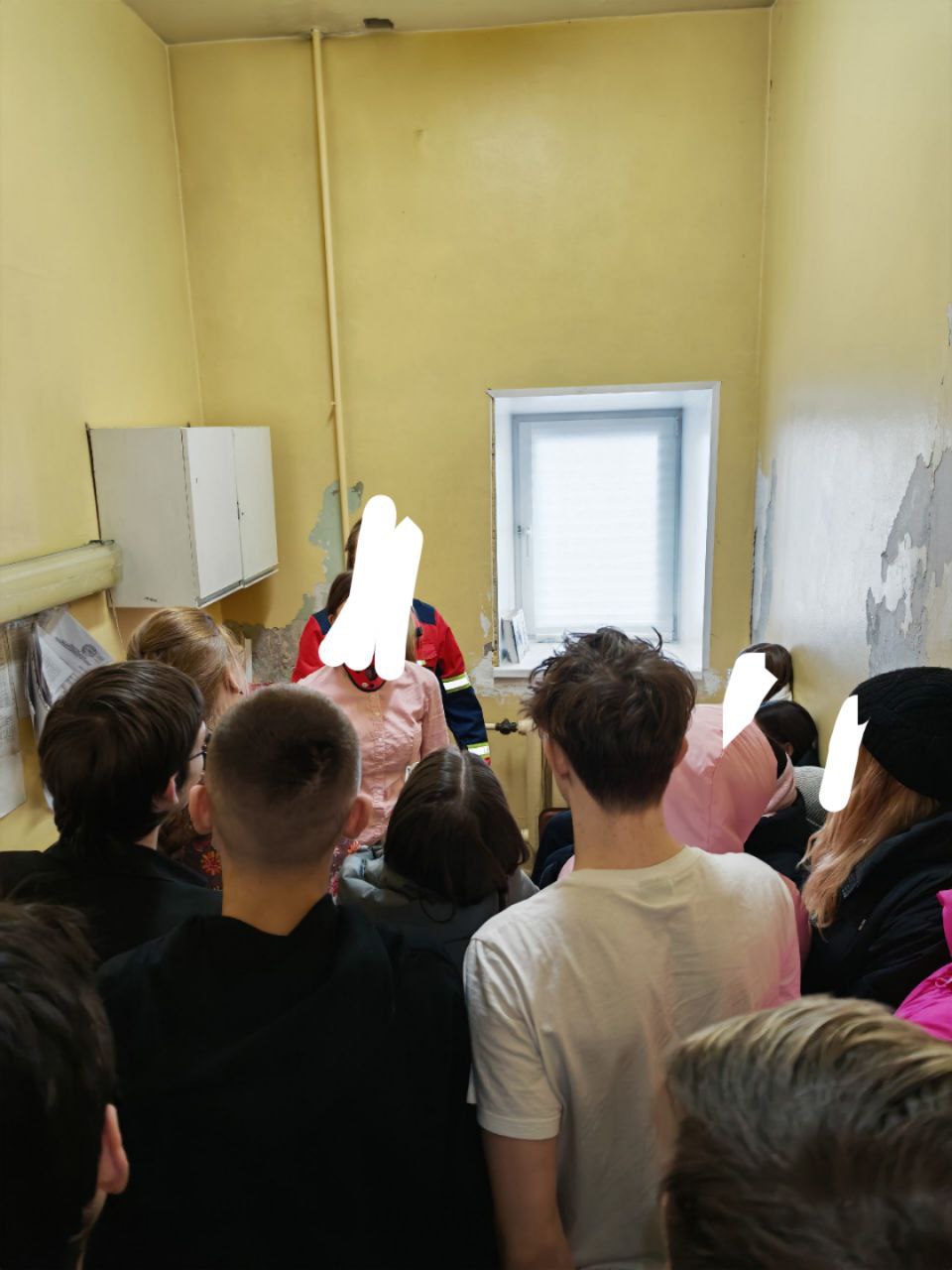 Мурманский минздрав пообещал отремонтировать станцию скорой помощи в Кировске, куда привели с экскурсией школьников Мурманский минздрав пообещал отремонтировать станцию скорой помощи в Кировске, куда привели с экскурсией школьников