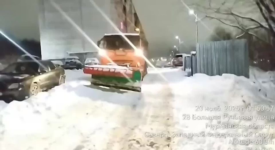 На уборку улиц Мурманска от снега вышли 67 единиц спецтехники