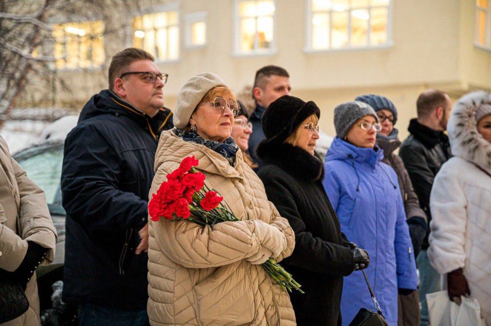 В Мурманске торжественно открылась мемориальная доска В Мурманске торжественно открылась мемориальная доска