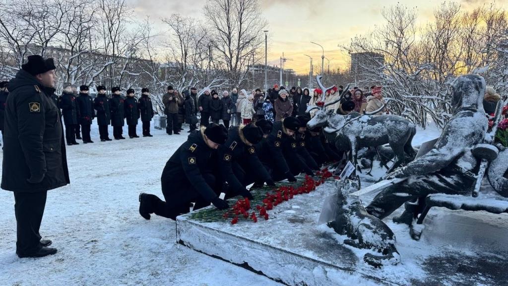В Мурманске к памятнику бойцам оленетранспортных батальонов возложили цветы