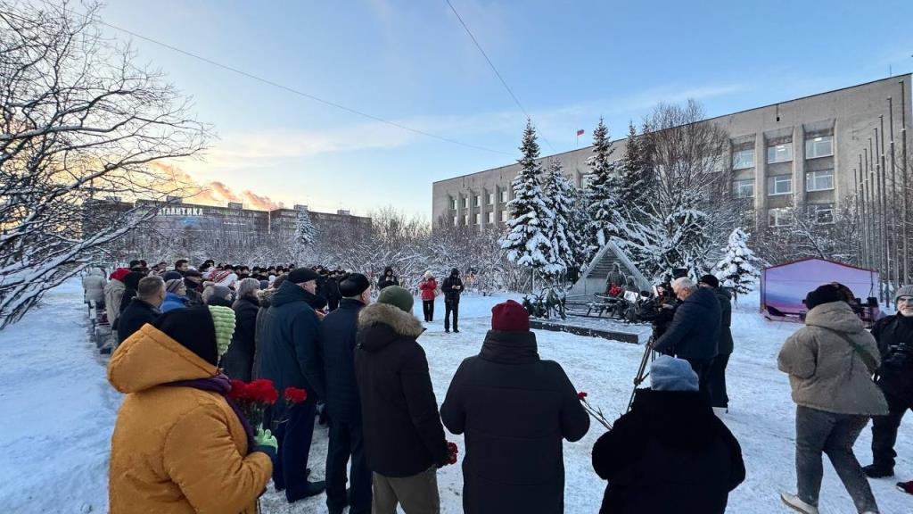В Мурманске к памятнику бойцам оленетранспортных батальонов возложили цветы В Мурманске к памятнику бойцам оленетранспортных батальонов возложили цветы