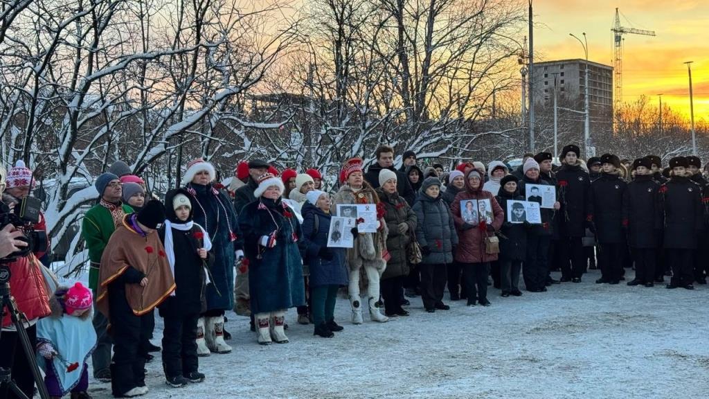 В Мурманске к памятнику бойцам оленетранспортных батальонов возложили цветы В Мурманске к памятнику бойцам оленетранспортных батальонов возложили цветы