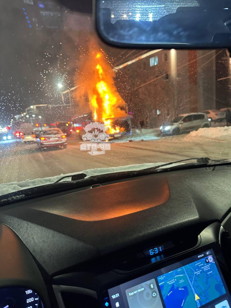 В загоревшемся автобусе на Гагарина в Мурманске не было пассажиров – МЧС