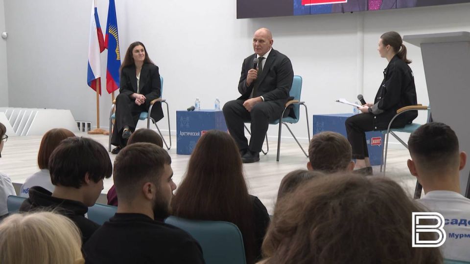 Студенты мурманских вузов и колледжей встретились с Александром Карелиным и Натальей Воробьевой