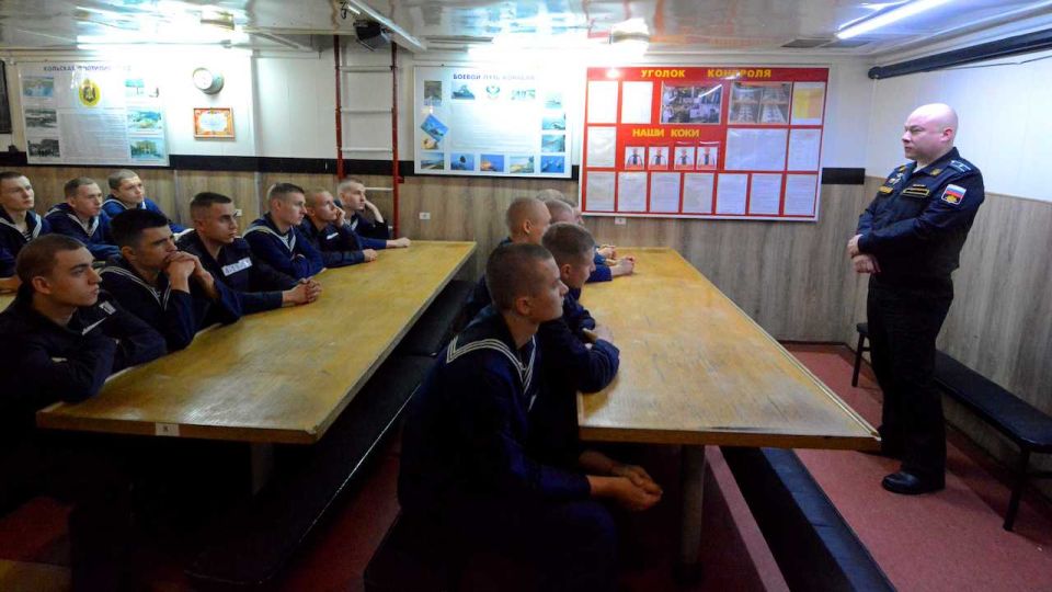 Офицеры смешанного авиационного корпуса Северного флота встретились с призывниками