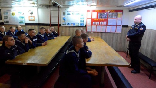 Офицеры смешанного авиационного корпуса Северного флота встретились с призывниками