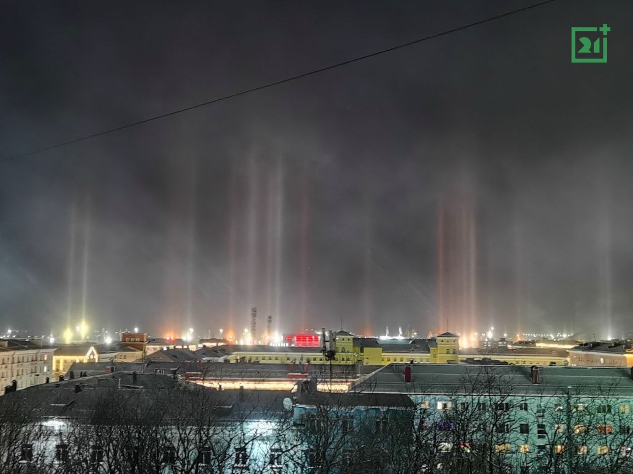 В Мурманске мороз подарил жителям необычное природное явление — световые столбы В Мурманске мороз подарил жителям необычное природное явление — световые столбы