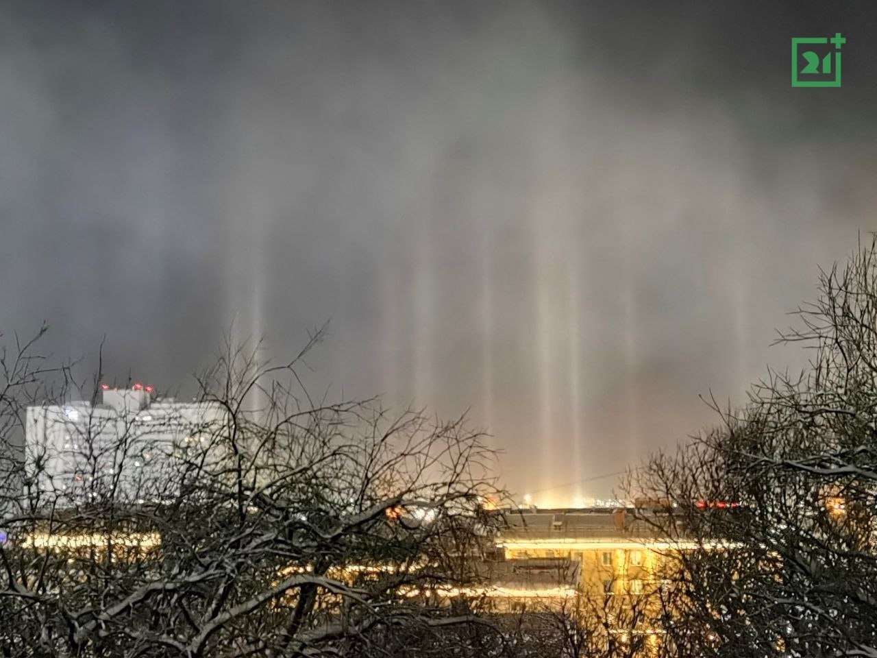 В Мурманске мороз подарил жителям необычное природное явление — световые столбы В Мурманске мороз подарил жителям необычное природное явление — световые столбы