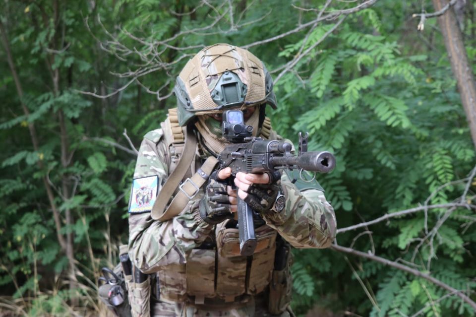 Четыре зуба за спасение. Арктический разведчик "Вжик" успешно эвакуировал раненых товарищей на бронетранспортере, теряя сознание от полученных травм В современной войне есть фронт незримый, где исход сражений решается за...