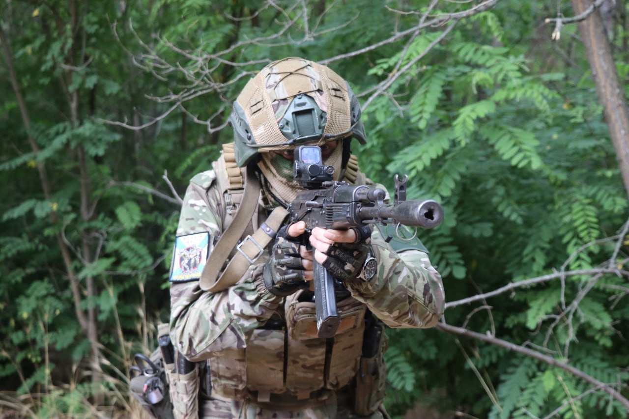Четыре зуба за спасение. Арктический разведчик "Вжик" успешно эвакуировал раненых товарищей на бронетранспортере, теряя сознание от полученных травм В современной войне есть фронт незримый, где исход сражений решается за...