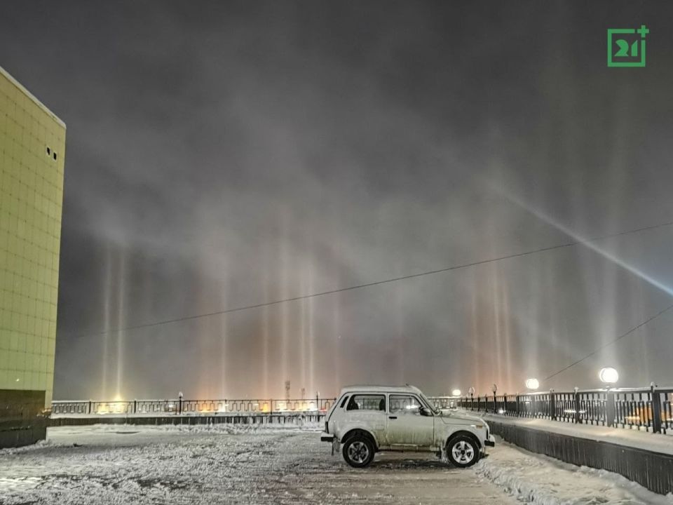 В Мурманске мороз подарил жителям необычное природное явление — световые столбы