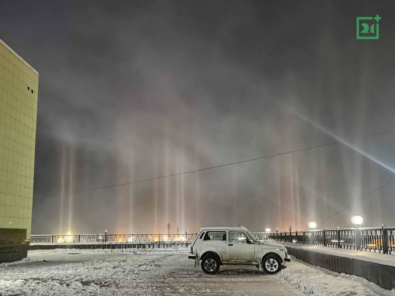 В Мурманске мороз подарил жителям необычное природное явление — световые столбы