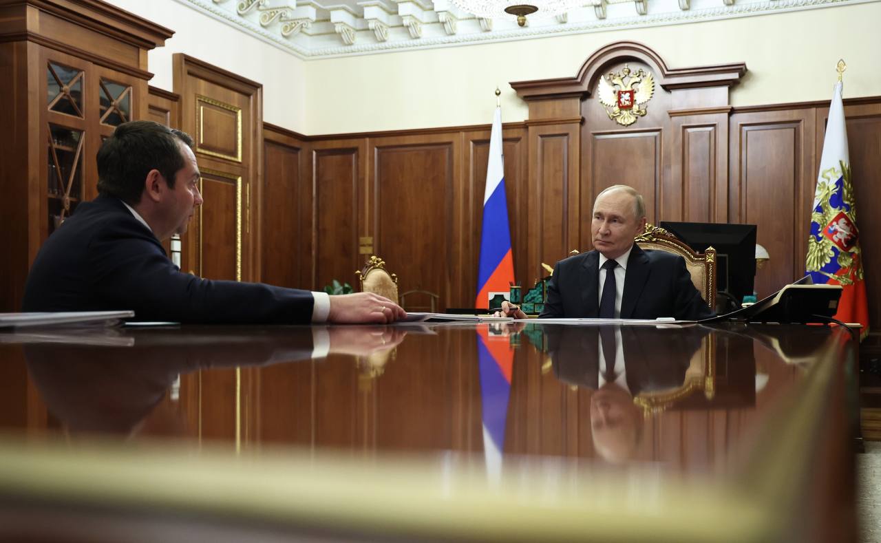 Путин принял с докладом главу Мурманской области Чибиса
